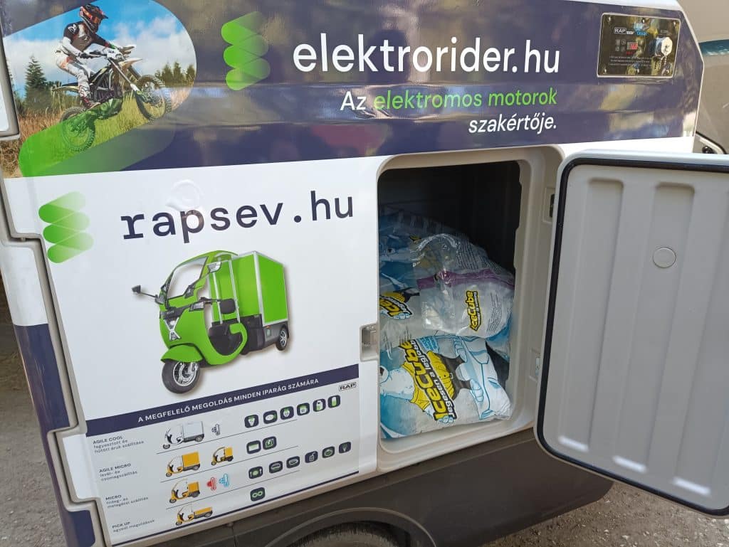 A RAP SEV Agile Cool hűtős csomagtere alkalmassá teszi még a jégkockák szállítására is.